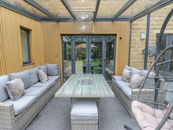 Outdoor dining - Corriegale, Apperley Bridge (Bradford)