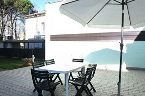 Outdoor dining - RP04 - Cesenatico, five-room apartment with large garden near the sea (Cesenatico)