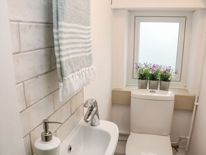 Shower - Toll Bar Cottage is in Baslow. (Bakewell)