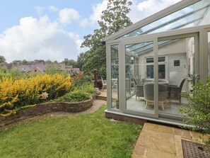 Terrace/patio - Toll Bar Cottage is in Baslow. (Bakewell)