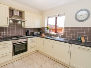 Dishwasher, high chair - Charming Esk View Retreat in Whitby (Whitby)