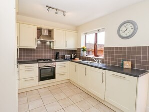 Dishwasher, highchair - Charming Esk View Retreat in Whitby (Whitby)