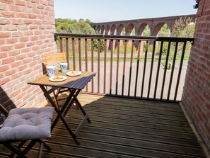 Outdoor dining - Charming Esk View Retreat in Whitby (Whitby)