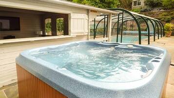 Outdoor spa tub