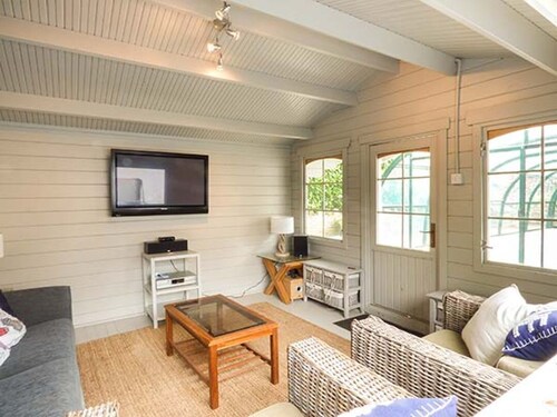Charming Treetops Retreat in Govilon