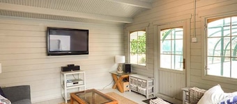 Charming Treetops Retreat in Govilon