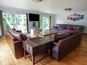 Fireplace - Charming Treetops Retreat in Govilon (Abergavenny)
