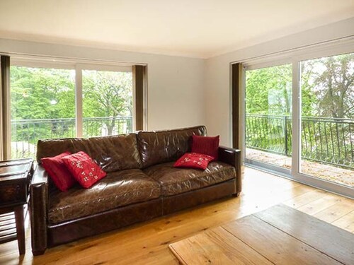 Charming Treetops Retreat in Govilon