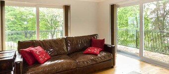 Charming Treetops Retreat in Govilon