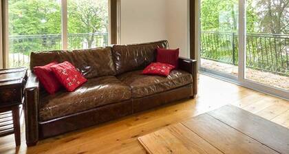 Charming Treetops Retreat in Govilon