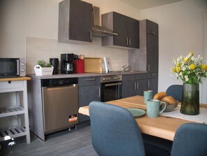 Fridge, microwave, oven, stovetop - Charming 63m² apartment for 4 pers. with 2 bedrooms. (Bredstedt)