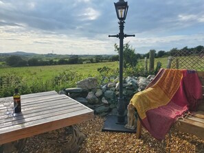 Outdoor dining - Tiny Home Rowan in Llanfechell (Amlwch)
