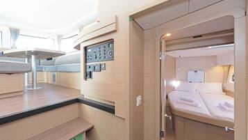 4 bedrooms, in-room safe
