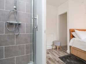 Shower - Castellolwg, Llangollen (Llangollen)