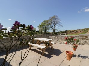 Outdoor dining - The Hayloft Retreat in Bodmin (Bodmin)