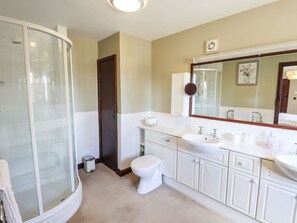 Shower - The Paddock, East Barkwith (Market Rasen)