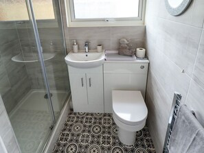 Shower - Monty's Retreat, Anderby Creek (Skegness)