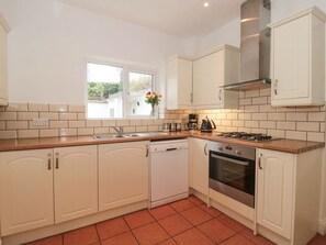 Private kitchen - 2 Moorlands, Minehead (Minehead)
