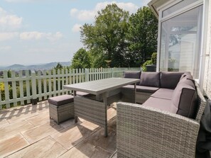 Outdoor dining - 2 Moorlands, Minehead (Minehead)