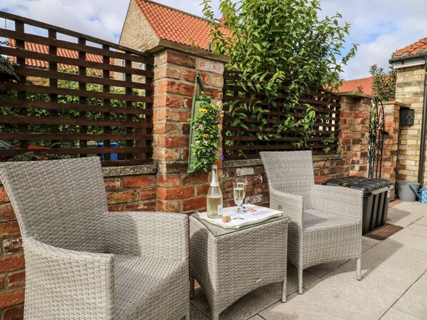 Terrace/patio - Horseshoe Cottage, South Cave (Brough)