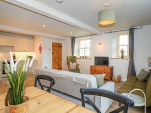 Living area - 8 Rookhaye, Salisbury (Salisbury)