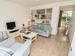 Living area - Vermont 4: Charming Retreat in Yarmouth (Yarmouth)