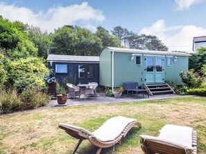 Terrace/patio - The Shepherd's Hut, Aberdovey (Aberdovey)
