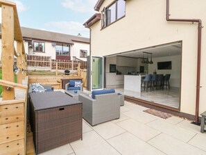 Outdoor dining - The Bay Isle of Anglesey 5-bed (Tyn-y-Gongl)