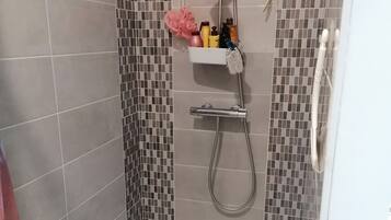 SĂšche-cheveux, serviettes fournies, savon, papier toilette
