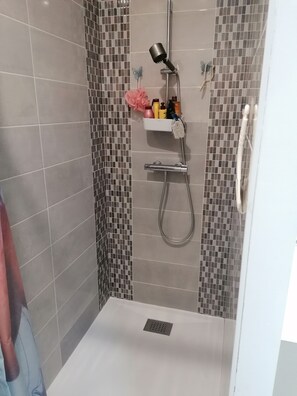 Bathroom - Vrbo Property (Saint-Paul-en-Born)