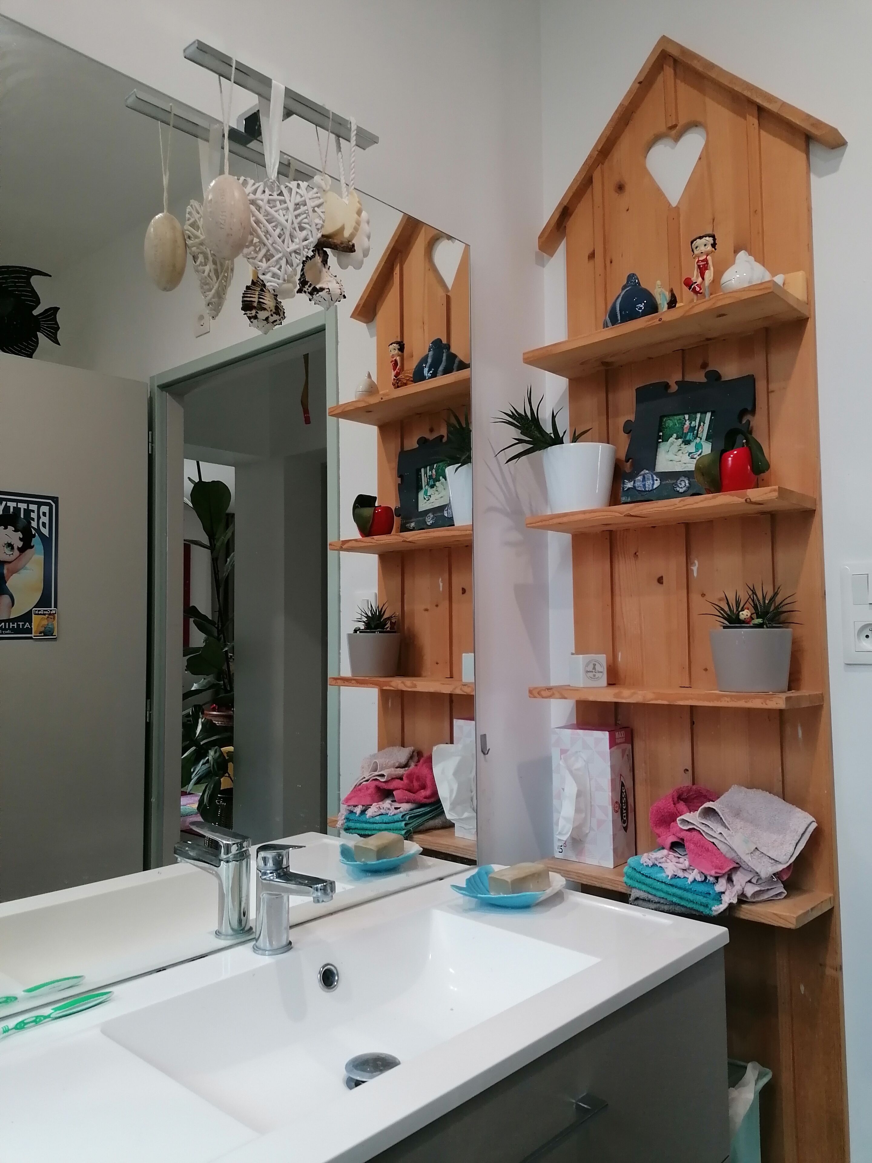 Sèche-cheveux, serviettes fournies, savon, papier toilette