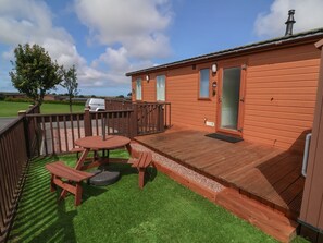 Outdoor dining - Cody Cottage Lodge, Ilfracombe (Ilfracombe)