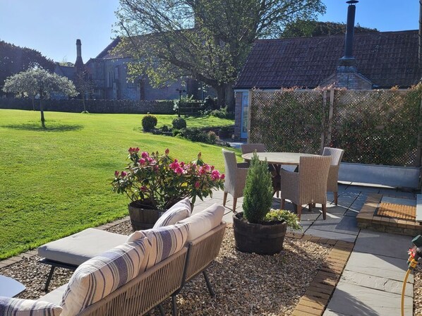 Outdoor dining - Church View Retreat, Somerset. (Weston-super-Mare)