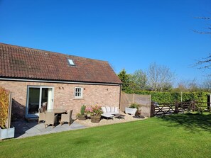 Outdoor dining - Church View Retreat, Somerset. (Weston-super-Mare)