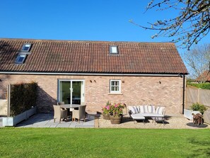 Outdoor dining - Church View Retreat, Somerset. (Weston-super-Mare)