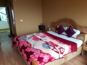 Room - Swaasha Vista (Kausani)