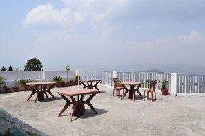 Outdoor dining - Swaasha Vista (Kausani)