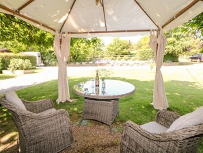 Outdoor dining - Shippon Cottage, in Castleton. (Hope Valley)