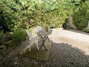 Terrace/patio - Shippon Cottage, in Castleton. (Hope Valley)