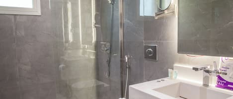 Appartement, vue sur la ville | Salle de bain | Articles de toilette (gratuits), séchoir à cheveux, serviettes fournies