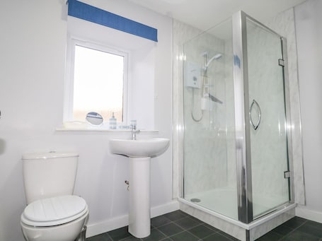 Shower. ORNUM: A Highland Retreat