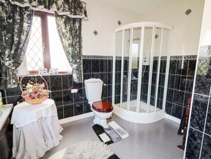 Shower - Derriens Farmhouse, Letterbreen, County Fermanagh (Enniskillen)