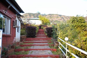 Property grounds - Shelar Agro Tourism and Holiday Homes (Mahabaleshwar)
