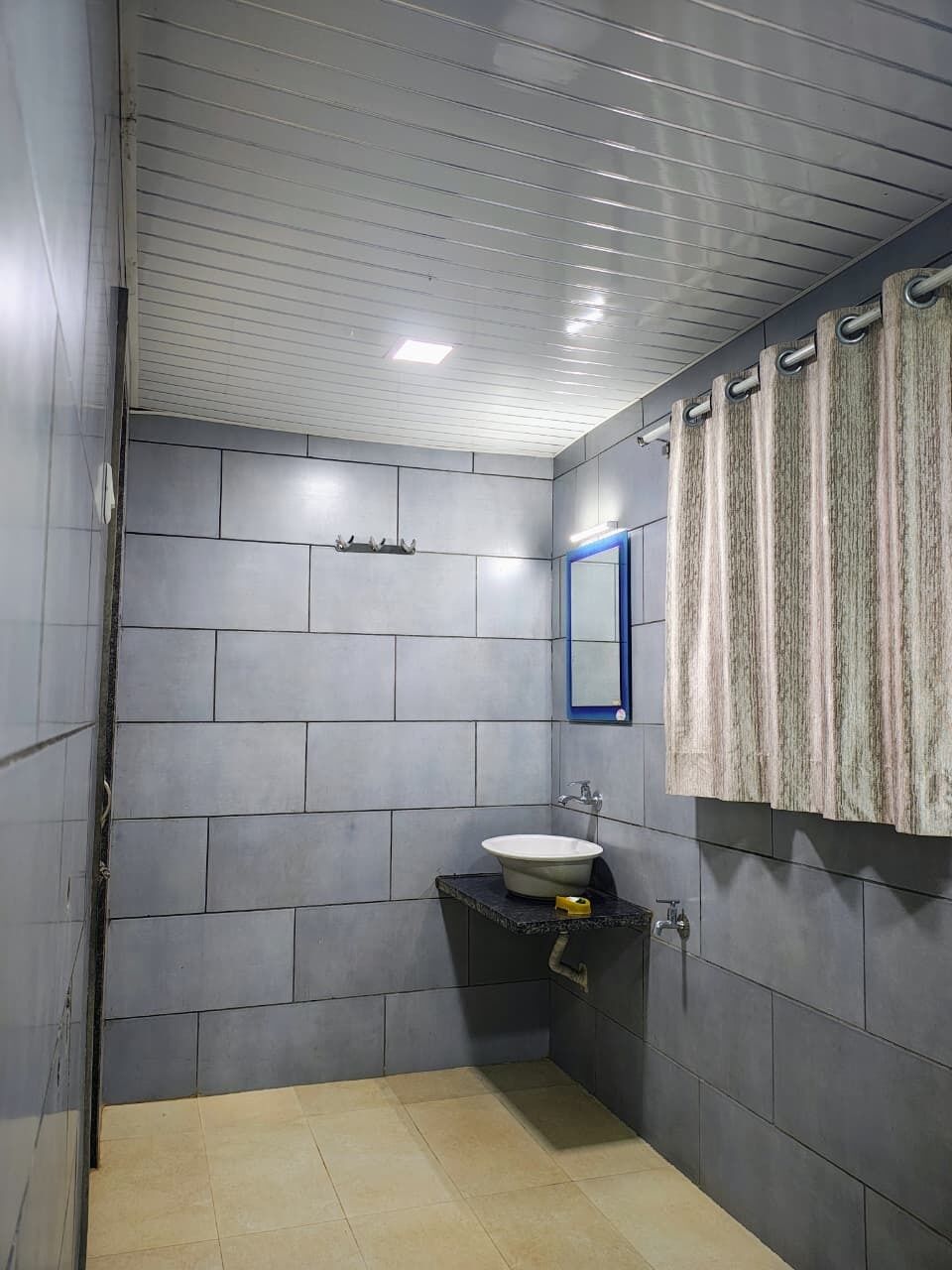 Deluxe Room | Bathroom | Shower, towels, soap, shampoo