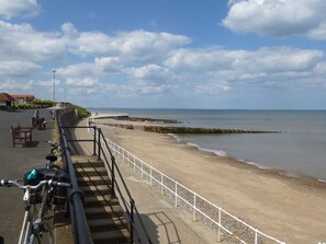 Beach nearby - Alcuin: Charming Home in Hornsea (Hornsea)