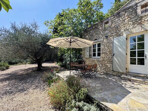 Outdoor dining - Ardèche vacation apartment in a quiet location (Le Garn)
