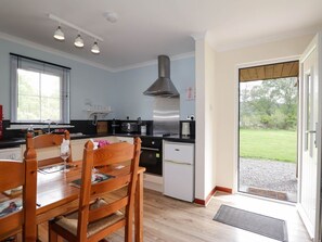 Private kitchen - Pebbles Cottage, Strathpeffer (Strathpeffer)