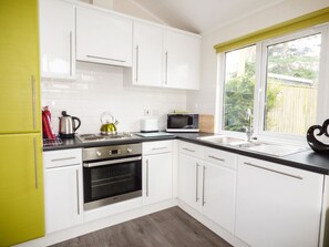 Private kitchen - Charming Lodge 6 in Llanarth (New Quay)