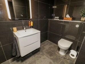 Shower - Derrywilligan, Newry, Northern Ireland (Newry)