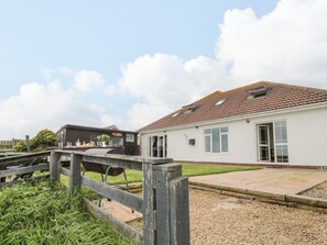 Terrace/patio - On The Watersedge, Beadnell (Chathill)